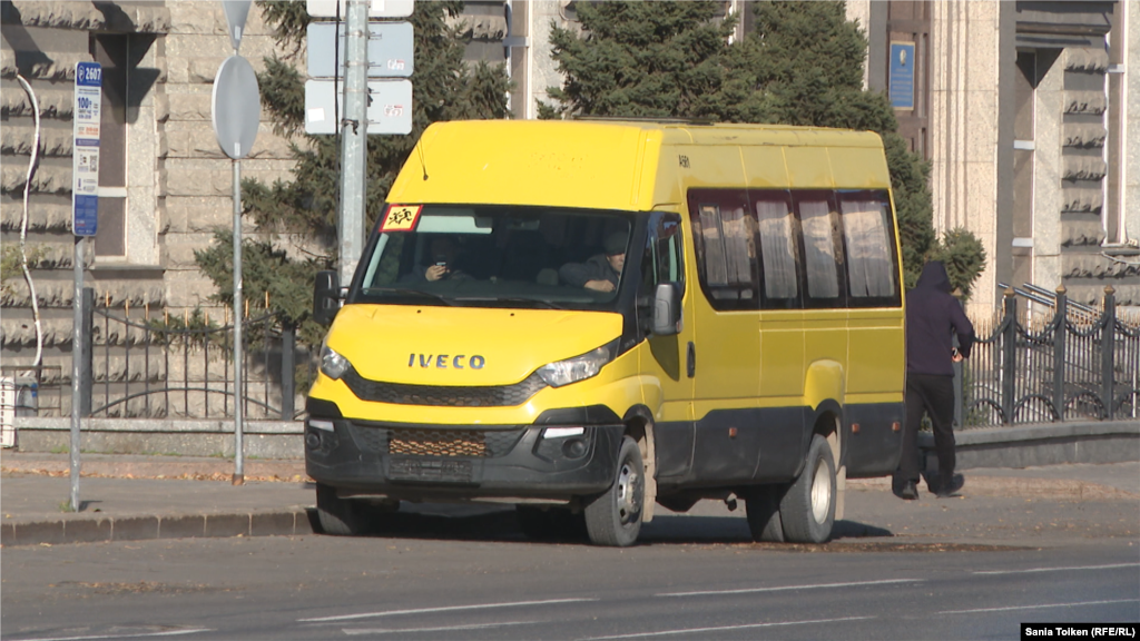 Бұл күні Ақмола облысы Шортанды кентінің белсендісі Амангелді Жахинді Астанаға "митингіге бара жатқан" кезде полиция тоқтатқан. Құқық қорғаушылар осыған ұқсас кедергілер Ақсай, Павлодар, Өскемен белсенділеріне де жасалып жатқанын айтты. Суретте: Митинг өтетін орын деп көрсетілген маңда тұрған полиция арнаулы жасағының қызмет көлігі. Астана, 25 қазан 2022 жыл.