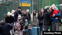 Беженцы из Украины на пути в Варшаву в время полномасштабного вторжения России, архивное фото