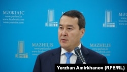 Алихан Смаилов будучи премьер-министром Казахстана. Архивное фото