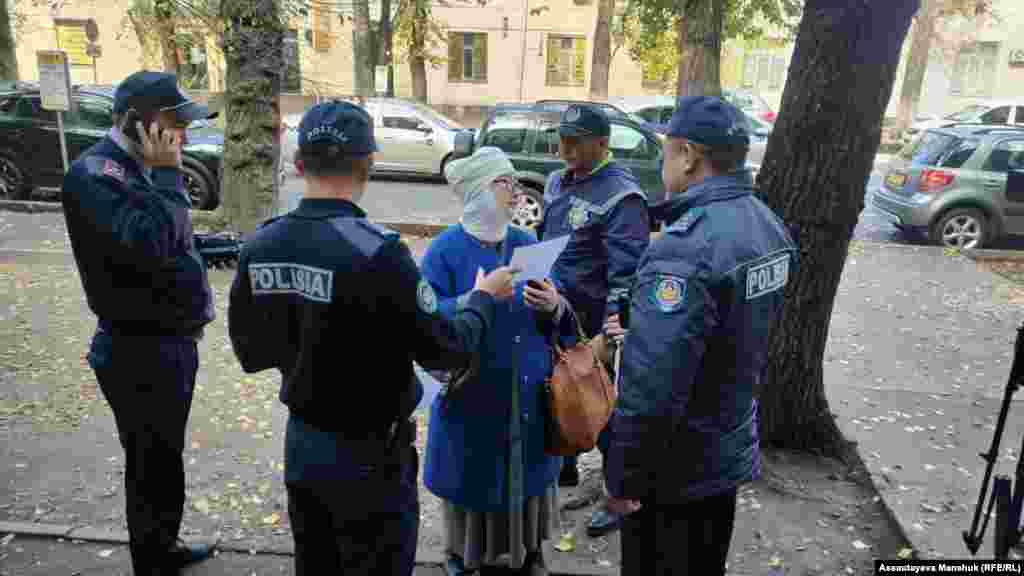 Тіркелмеген "Алға, Қазақстан" партиясының ұйымдастыру тобының мүшесі Бибігүл Иманғалиеваның (суретте) сөзінше, өзі қатысатын саяси ұйым 17 қазанда Алматы әкімдігіне хабарласып, 25 қазанда митингі өткізетіні туралы хабар берген. 25 қазанда полиция Иманғалиеваны үйінен күштеп әкетіп, Әуезов аудандық полиция бөлімінде екі сағат жауап алып босатқан.