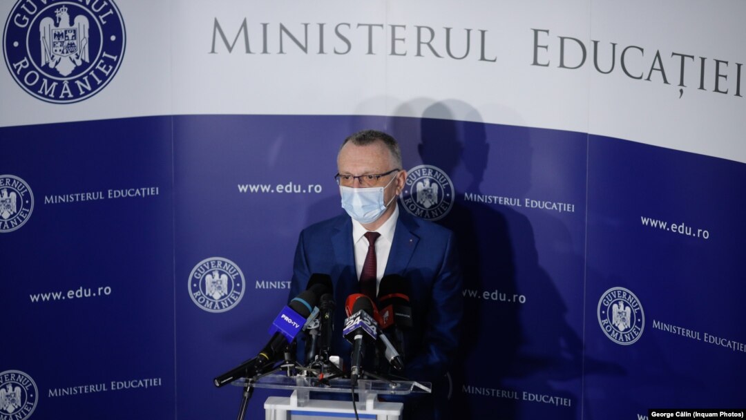 Sorin Cîmpeanu a anunțat că anul școlar 2022-2023 va începe pe 5 septembrie, iar elevii vor avea cinci module de învățare, intercalate cu vacanțe de câte o săptămână