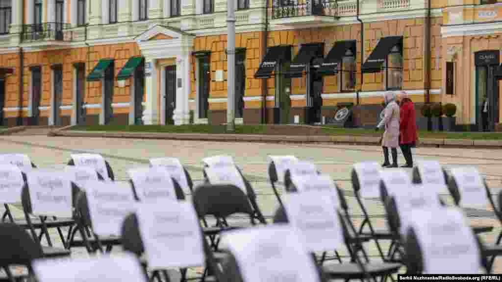 Правозахисну акцію «Порожні стільці» на підтримку українських політв'язнів у Росії та окупованому Криму, а також полонених на окупованих частинах Донецької та Луганської областей (ОРДЛО) проводять щорічно 15 листопада