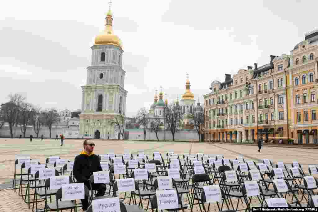 За інформацією Центру громадянських свобод, станом на сьогоднішній день щонайменше 300 українців перебувають у полоні в ОРДЛО. У в'язницях Росії та Криму утримують близько 127 громадян України з політичних мотивів, із них – 89 кримських татар