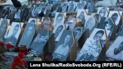 Киевте 2014 жылғы ақпанда билікке наразылық шеруі кезінде қаза тапқандардың ("Небесная сотня") суреттері.