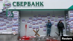25 лютого Нацбанк ухвалив рішення анулювати ліцензії та ліквідувати «Міжнародний резервний банк» (раніше «Сбєрбанк») та «Промінвестбанк», бо вони перебували під контролем Російської Федерації