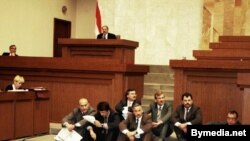Забастовка в парламенте, апрель 1995 года. Крайний слева на полу – лидер БНФ Зенон Позняк