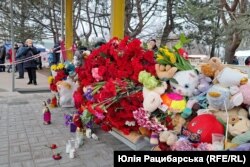 Квіти на місці ракетного удару по Дніпру, 17 січня 2023 року