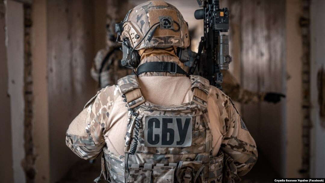 За даними СБУ, інформатором виявився 48-річний мешканець Добропілля, якого російська спецслужба дистанційно залучила до співпраці ще у 2018 році