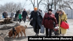 Люди, які намагаються евакуюватися з Маріуполя, 20 березня 2022 року