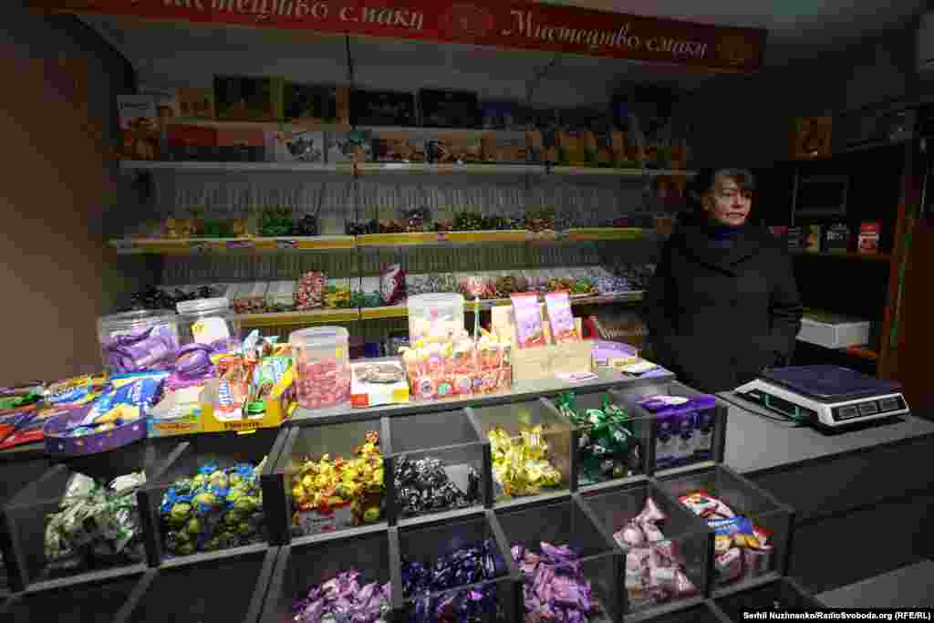 Многие магазины здесь закрыты и, по-видимому, заброшены. Светлана Ярославовна (на фото) работает в одном из оставшихся магазинов, продает сладости, молоко и колбасу. &laquo;Когда тихо, я начинаю нервничать. Такое ощущение, что нас покидают наши военные. Надеюсь, этого не произойдет, &mdash; признается она, приготовив нам кофе. &mdash; Потому что [близлежащие населенные пункты] Новогродовка и Селидово сдали очень быстро, несмотря на то, что там были укрепления. Я не солдат, но мне бы хотелось, чтобы они не дали им пасть&raquo; &nbsp;