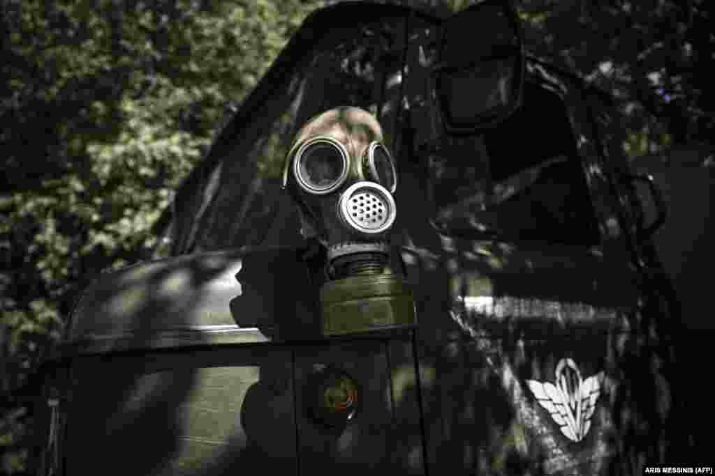 Противогаз на военной машине, стоящей на украинском блокпосту 