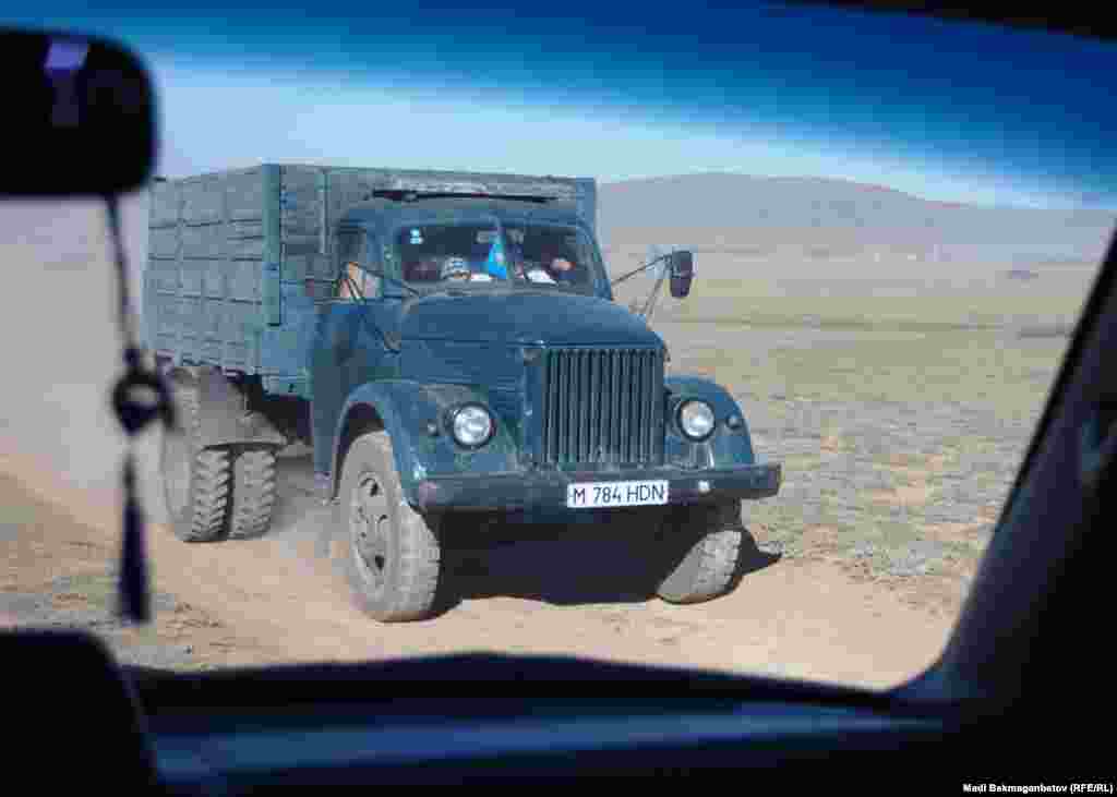 Асқа жұрт мініп келген көліктердің бірі. 18 тамыз 2013 жыл.