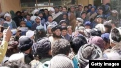 هزاره قوماندان مهدي مجاهد د خپلو پلویانو منځ کې 