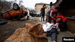 Жители города Буча в Украине оплакивают погибшего
