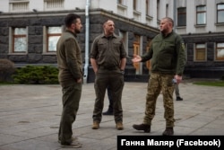 Володимир Зеленський, президент України (зліва), Андрій Єрмак, голова Офісу президента (посередині), Валерій Залужний, головнокомандувач ЗСУ