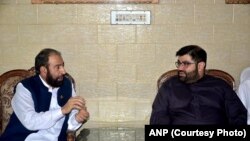 له ښي خوا: د عوامي نیشنل ګوند صوبايي مشر اېمل ولي خان د جولای پر ۱۰مه په پېښور کې د سېنېټر هدایت الله خان پوښتنې ته ورغلی وو. 