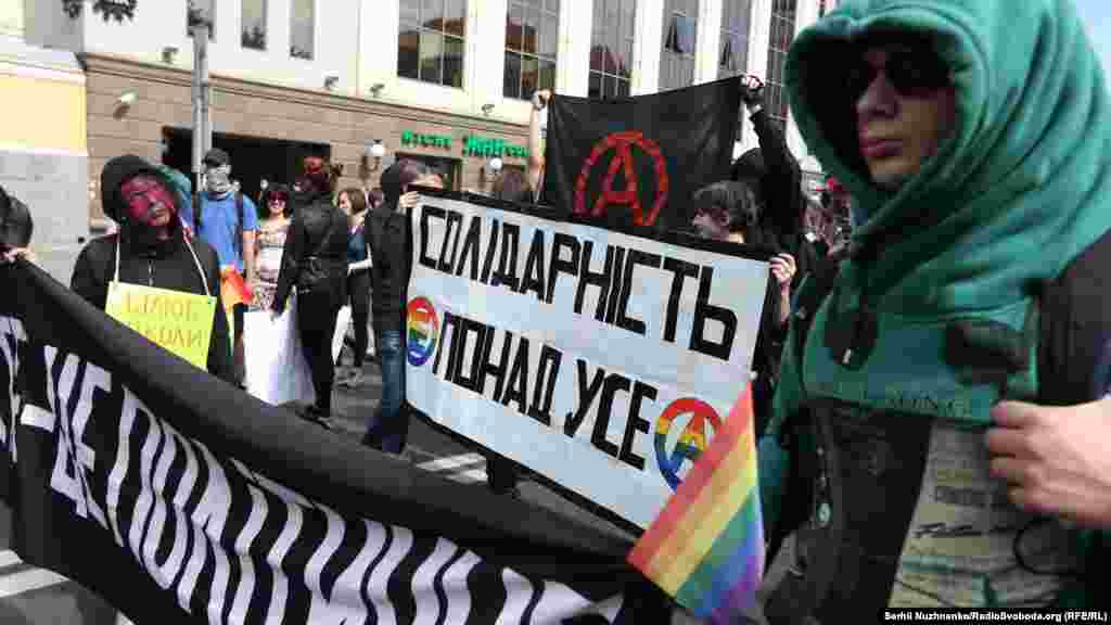 Двое полицейских получили легкие травмы.