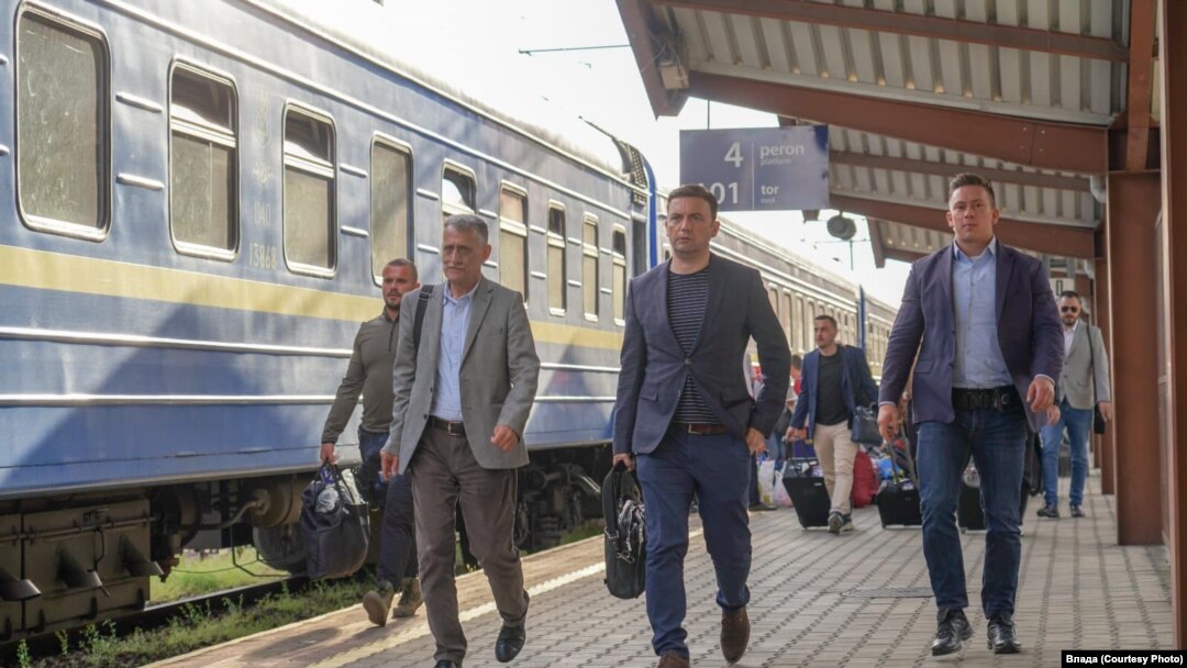 Fotoarhiv: Šef severnomakedonske diplomatije Bujar Osmani (u sredini) u poseti Kijevu, novembar 2022. 