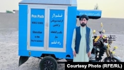 مطیع الله ویسا په بېلابېلو ولایتونو کې د ماشومانو د زده کړو لپاره هڅې کوي - پخوانی انځور.