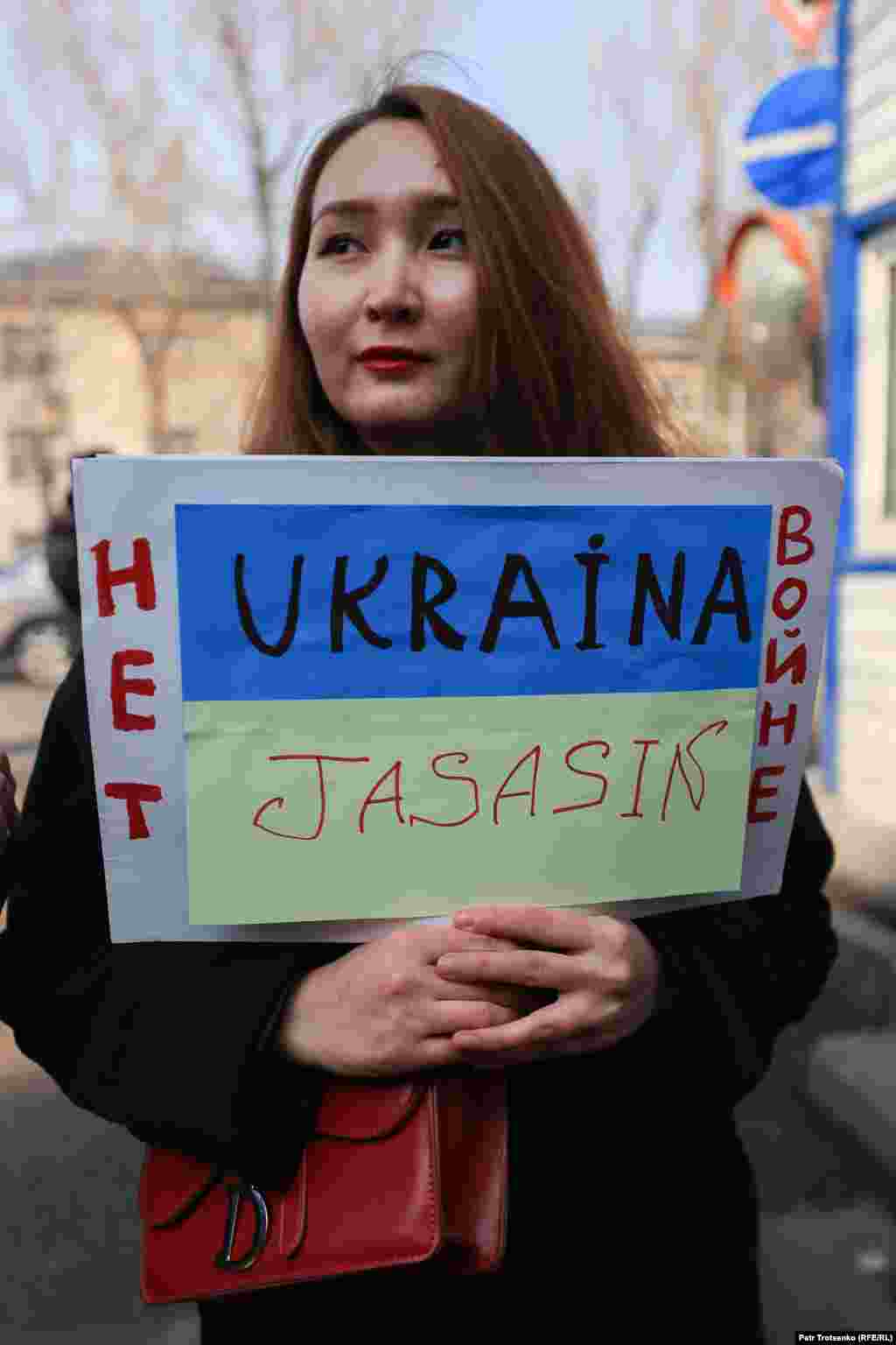«Да здравствует Украина», — гласит надпись на плакате участницы акции. Кремль назвал происходящее в Украине «специальной военной операцией»
