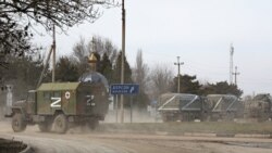 Армянски бистәсе янында "Z" дип тамгаланган Русия хәрби машиналары, 24 февраль 2022