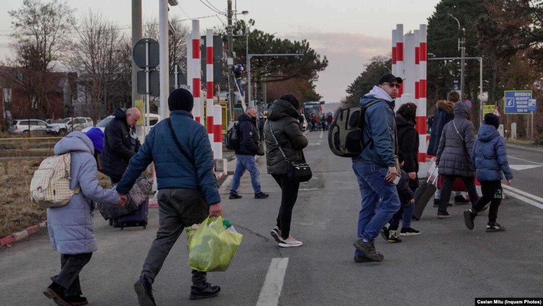 Ukrajinci stižu na granicu s Rumunijom, 24. februara 2022. 
