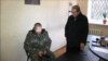 Журналист Сергей Шлёма общается с украинским военным, которого задержали гибридные силы России, весна 2014-го года, Бахмут