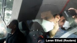 Srpski teniser Novak Đoković napušta hotel Park gde je boravio u imigracionom pritvoru kako bi se sastao sa svojim pravnim timom nakon što mu je drugi put ukinuta viza za učešće na Australijan openu, 16. januar 2022. 