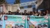 د لاریون پر مهال خلکو بینرونه هم پورته کړي ول چې پرې د نشو د کاروباریانو خلاف شعارونه لیکل شوي ول. 