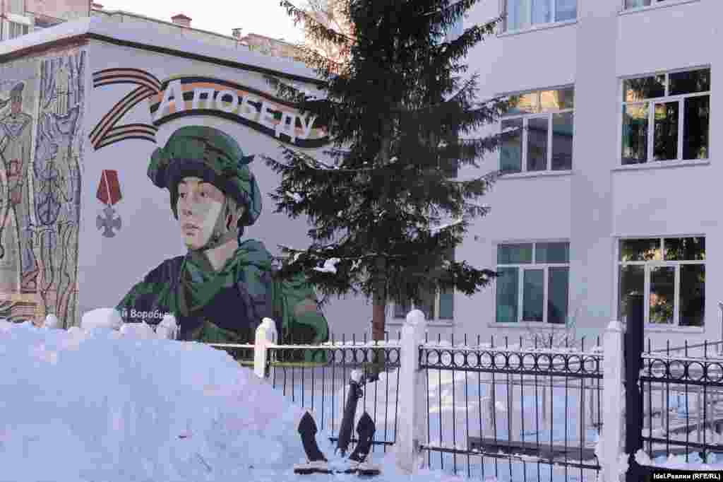 Граффити с изображением погибшего на войне в Украине Арсения Воробьева на территории Уфимского филиала Волжского государственного университета водного транспорта, где он учился