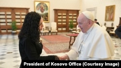 Predsednica Kosova Vjosa Osmani s papom Franjom u Vatikanu, 23. januara 2023.