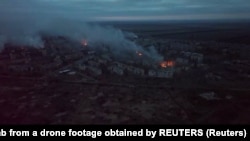 Пожежі і дим у Вугледарі під час обстрілів міста армією РФ. Вугледар, Донеччина, 26 січня 2023 року
