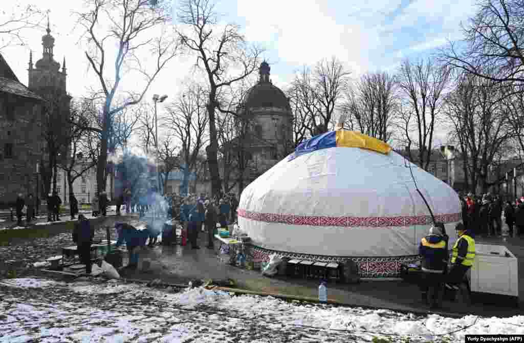 Украинаның батысындағы Львов қаласында тігілген киіз үй. 1 ақпан, 2023 жыл. Қазақстаннан жеткізілген ең алғашқы киіз үй қаңтардың басында Киевтің түбіндегі Буча қаласында тігілді. Ресей шабуылы кесірінен жылусыз, жарықсыз қалған қалада жұрт киіз үйде бой жылытып, жүрек жалғап, мобильді байланыс құралын қуаттандыра алады. Киіз үй ашылған күні келген адамдар сол жерде пісірілген ыстық бауырсақ пен палаудан дәм татты. Осы бастаманы іске асырған қазақстандық еріктілер Украинаға тағы да киіз үйлер әкеп тігетінін айтты.