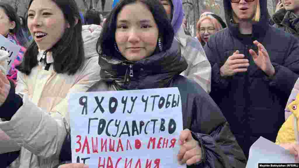 "Мемлекет мені зорлық-зомбылықтан қорғағанын қалаймын" деген жазуы бар плакат ұстаған қыз. Алматы, 5 ақпан, 2023 жыл. 