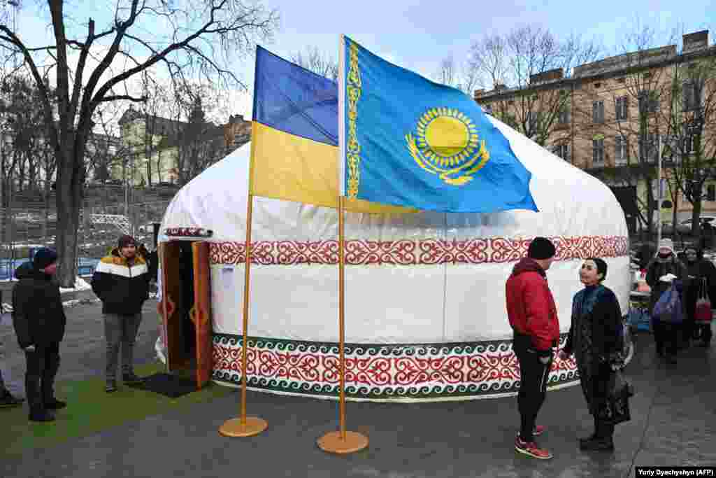 Львов қаласындағы қазақ киіз үйі. 1 ақпан, 2023 жыл. "Еркін", "азат" деген ұғымды білдіретін "қазақ" сөзі Украина мен Ресейдің оңтүстігіндегі дала аймақтарын мекендейтін халықтың атауын білдіретін "козак" сөзімен төркіндес, екеуі де түркі сөзінен тарайды дейді кейбір лингвистер.