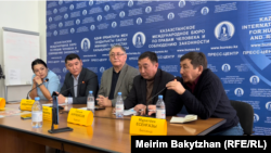 Азаматтық белсенді Қалас Нұрпейісовтің әйелі, адокаты мен жақтастары өткізген жиын. 27 қаңтар, 2023 жыл. Алматы.