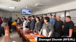 Сот Қаңтар оқиғасына байланысты айыпталған 18 адамға үкім оқып жатыр. Ақтөбе, 1 ақпан, 2023 жыл.