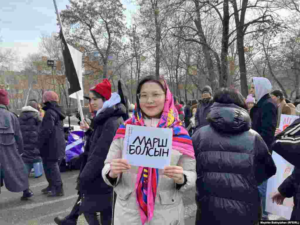Митингіде гендерлік теңдік мәселесі де айтылды. Белсенділердің ойынша, елде әйел саясаткерлер аз болғандықтан, олардың құқықтары да қорғалмай отыр. Суретте – "Марш болсын" деген жазуы бар плакат ұстаған қыз. 