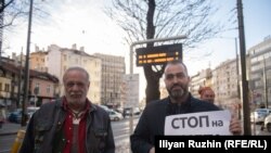 Проф. Евгений Дайнов (вляво) и Атанас Шарков (вдясно) на протеста против цензурата във Фейсбук