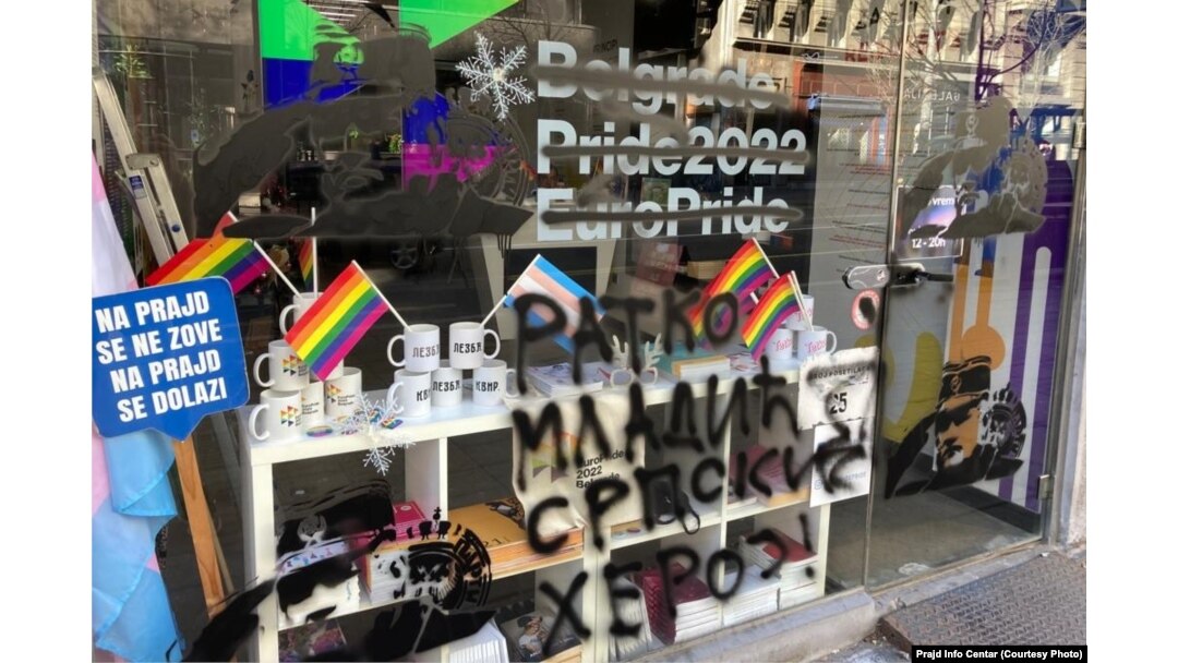 Izlog je vandalizovan u noći između 23. i 24. decembra, saopštila je organizacija Prajd sosajeti (Pride society)