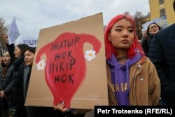 Участница митинга. Алматы, 8 марта 2022 года