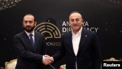 Turkey - Foreign Ministers Ararat Mirzoyan of Armenia and Mevlut Cavusoglu of Turkey meet in Antalya, March 12, 2022.