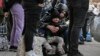 Майка прегръща сина си на гара в Полша на 18 март. И двамата са бежанци от Украйна. 
