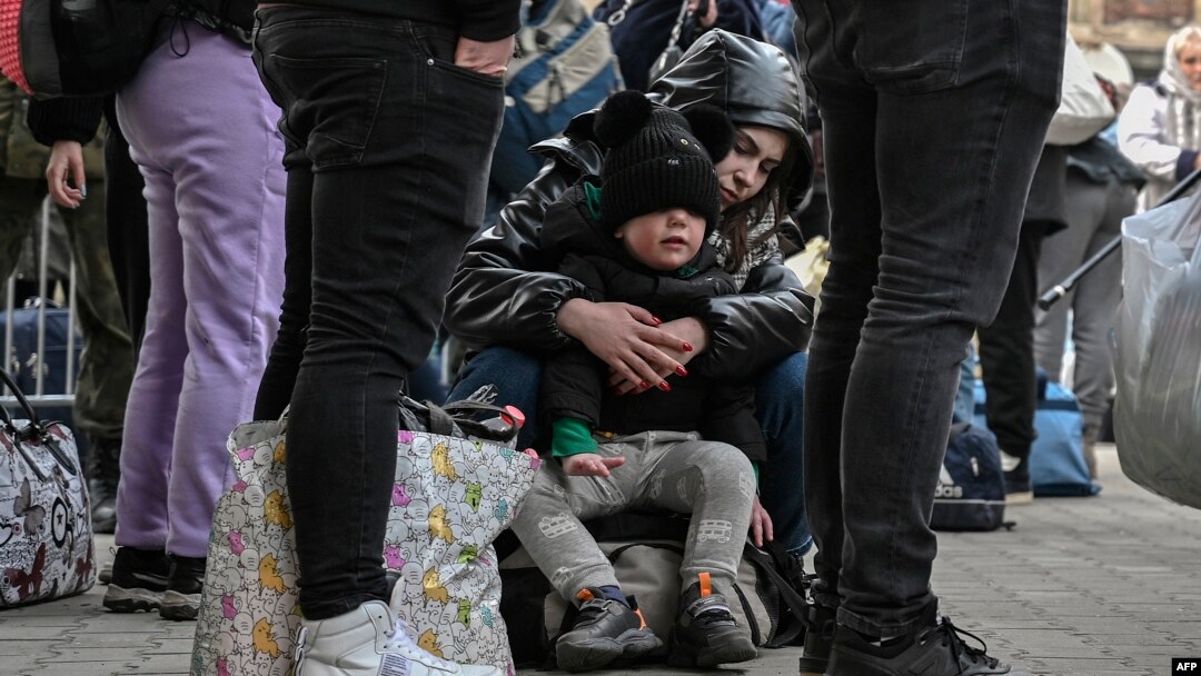 Майка прегръща сина си на гара в Полша на 18 март. И двамата са бежанци от Украйна. 