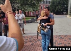 Alchin își salută soția la eliberarea sa, pe 25 august.