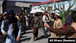 د بشري مرستو د ترلاسه کولو لپاره را ټول افغانان او شاوخوا ته یې د طالبانو امنیتي ځواکونه - ارشیف