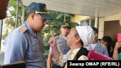 Бабушка солдата Алибека Калбая, Болдык Кулмаганбетова, считает, что в смерти ее внука виновны военные. Алматы, 23 августа 2022 года