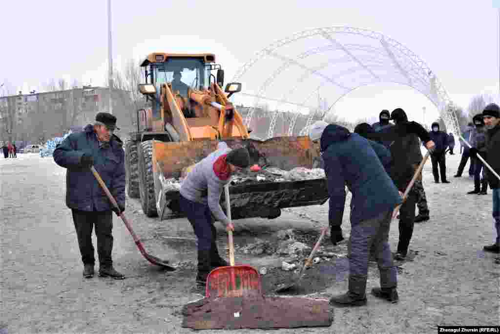 Ақтөбедегі бейбіт наразылық акциясы өтіп жатқан алаңды тазалап жүрген еріктілер. Ақтөбе, 6 қаңтар 2022 ж.