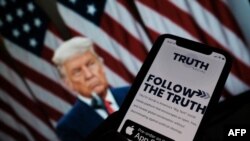 Ilustracija prikazuje osobu koja na pametnom telefonu provjerava „Truth Social“ sa fotografijom bivšeg američkog predsjednika Donalda Trampa u pozadini, u Los Anđelesu, 20. oktobra 2021.