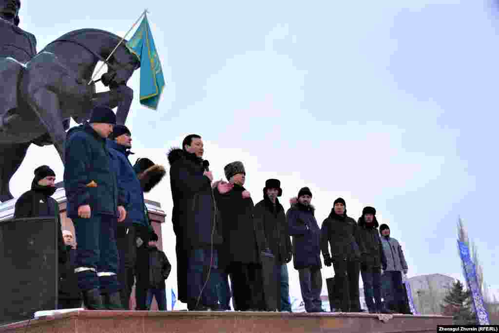 Ақтөбе қаласының әкімі Асхат Шахаров наразылық акциясына қатысушылар алдында сөйлеп тұр. Ақтөбе, 6 қаңтар 2022 ж.